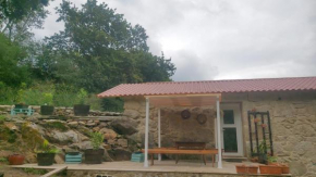 Casa rústica con finca y regato dentro recién rehabilitada situada en el entorno del Parque natural Monte Aloia y monte de San Antoniño Próxima a Gondomar y playas de Nigrán